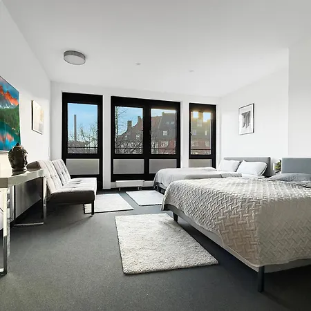 6-zimmer-wohnung In Mit Balkon Für 16 Gäste München