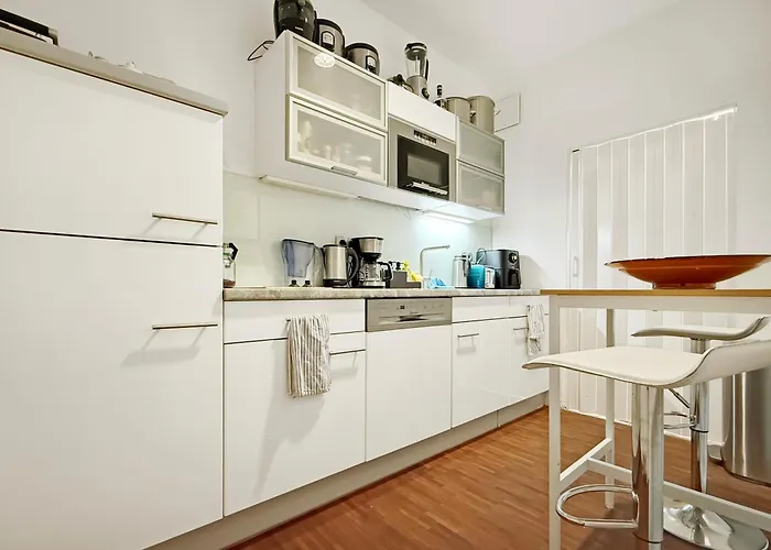 6-zimmer-wohnung In Mit Balkon Für 16 Gäste München