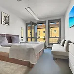 Geraeumige 6-schlafzimmer-wohnung Im Zentrum Von Fuer 16 Gaeste