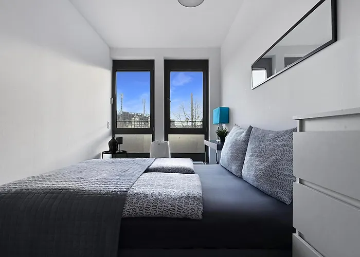 6-zimmer-wohnung In Mit Balkon Für 16 Gäste München