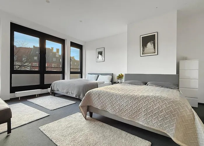 6-zimmer-wohnung In Mit Balkon Für 16 Gäste München