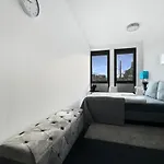 Geraeumige 6-schlafzimmer-wohnung Im Zentrum Von Fuer 16 Gaeste Lägenhet *